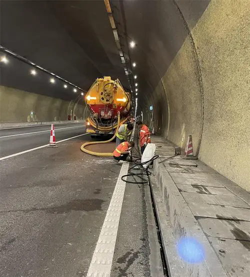 海北隧道排水渠清淤